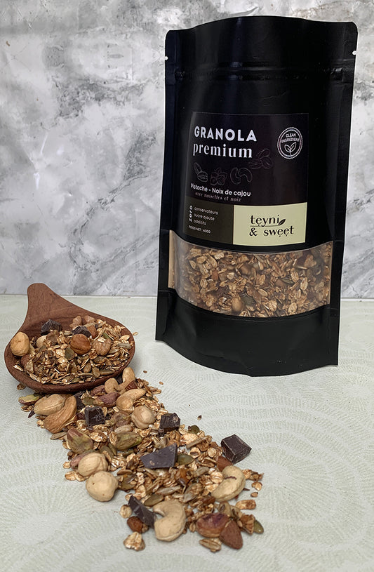 Granola premium pistache, noix de cajou, noisettes et chocolat noir de Teyni & Sweet, présenté en sachet avec grains, noix et éclats de chocolat visibles.