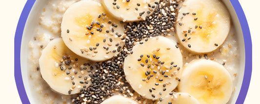 Bol de cerelac healthy maison à base de granola mixé, garni de rondelles de banane et de graines, servi comme petit-déjeuner sain et nourrissant.