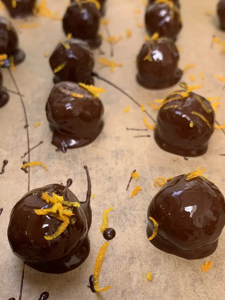Boules d’énergie au chocolat noir et zeste d’orange, sans gluten, snack healthy fait maison par Teyni & Sweet au Maroc
