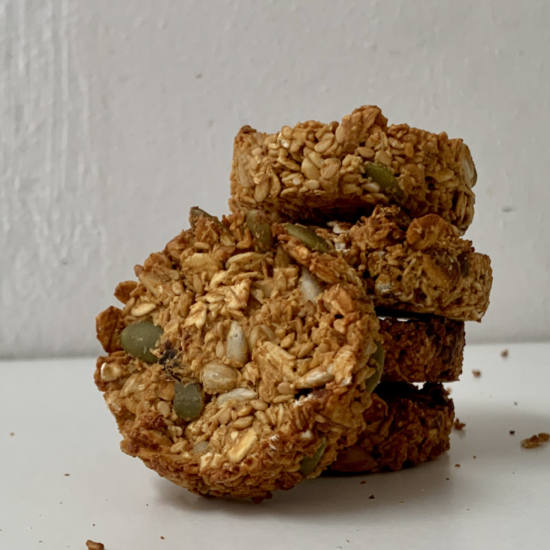 Sachet de cookies healthy à l’avoine et chocolat Teyni & Sweet, emballage kraft avec fenêtre transparente laissant apparaître les cookies artisanaux.